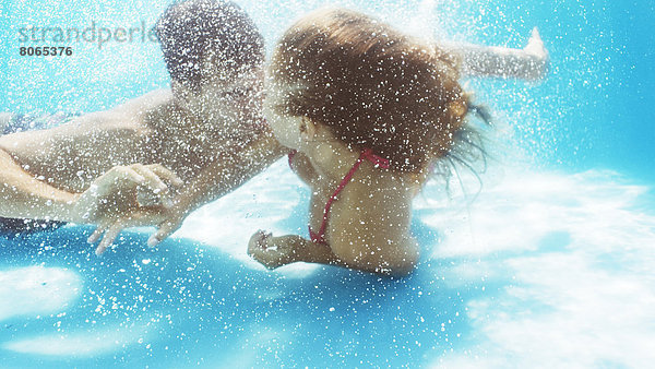 Pärchenküssen im Schwimmbad