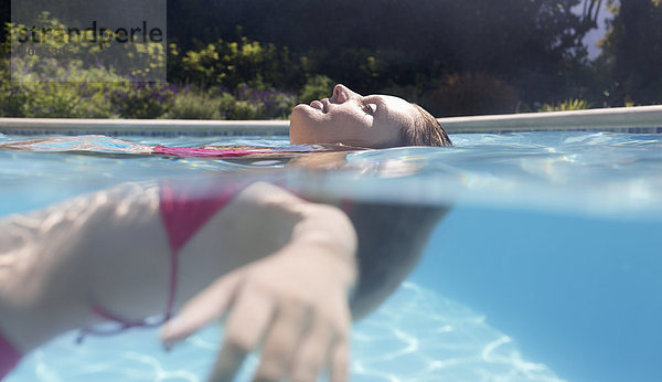 Schwimmende Frau im Schwimmbad