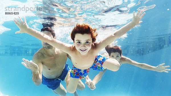 Familienschwimmen im Pool