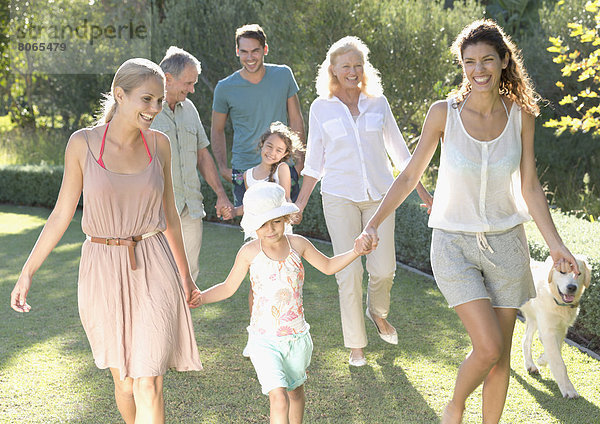 Familie beim gemeinsamen Spaziergang im Hinterhof