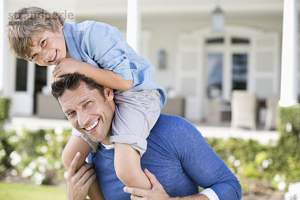 Vater und Sohn spielen außerhalb des Hauses