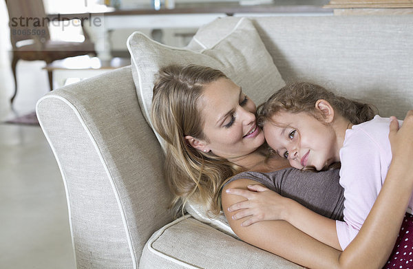 Mutter und Tochter entspannen auf dem Sofa