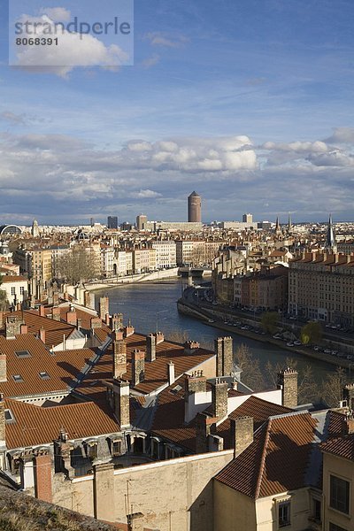 Dach  über  Fluss  Ansicht  Menschen im Hintergrund  Hintergrundperson  Hintergrundpersonen  Lyon