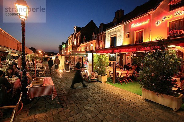 Abend  Nacht  Restaurant  Fluss  Kai  Heiligtum  Ansicht  Veranda  Cafe  Flutlicht  nebeneinander  neben  Seite an Seite  80  Amiens  Ortsteil  Somme