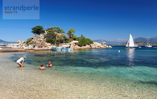 nahe  Mensch  Menschen  Strand  klein  Schwimmer  Insel  schwimmen  Korsika  Fischerboot