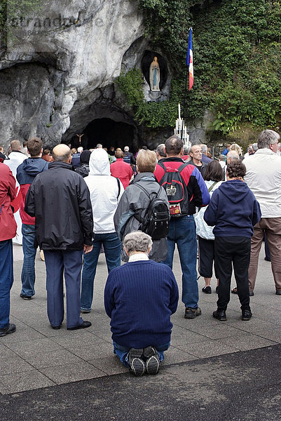 kniend  Mensch  Gebet  Meditation  frontal  Besuch  Treffen  trifft  Menschliches Knie  Menschliche Knie  Jubiläum  Höhle  Geist  Regenwald  Pilgerer  Lourdes  Wallfahrt  Papst  Jahr