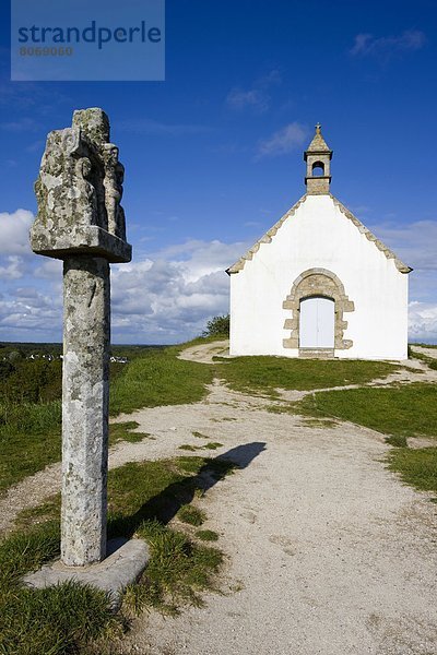 überqueren  Heiligtum  Hügelgrab  Begräbnis  Kapelle  Kreuz  Erdhügel  Straßenrand