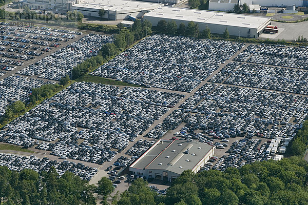zwischen  inmitten  mitten  Garage  Auto  über  Ansicht  Luftbild  Fernsehantenne  Grenze  Ford  deutsch  Deutschland