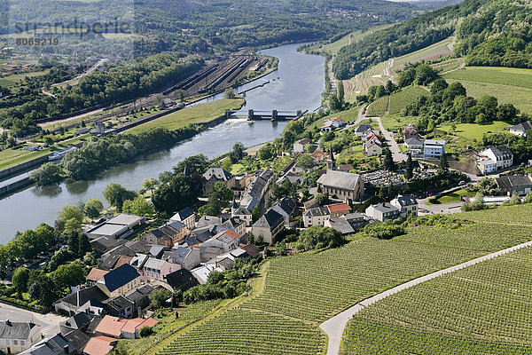 Luxemburg  Hauptstadt  Palast  Schloß  Schlösser  über  Dorf  Ansicht  Weinberg  umgeben  Luftbild  Fernsehantenne  Luxemburg