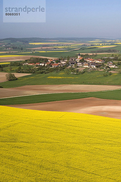 Feuerwehr  Ländliches Motiv  ländliche Motive  Frankreich  Feld  Landschaft  Landwirtschaft  Dorf  blühen  Luftbild