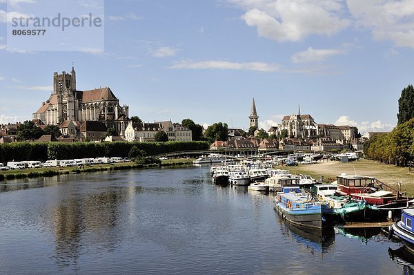 Großstadt  Fluss  Kathedrale  Heiligtum  Ansicht  Abtei  Auxerre