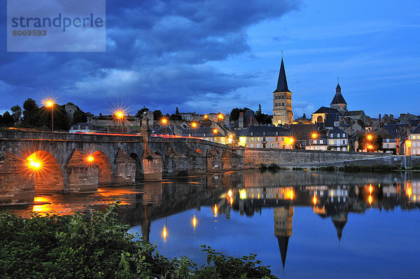 hoch oben beleuchtet Frankreich Nacht Spiegelung Großstadt Fluss sprechen Loire Burgund Namur Nord Reflections Weg