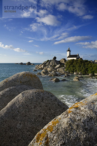 zwischen  inmitten  mitten  Felsbrocken  Küste  Leuchtturm