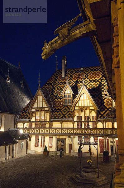 Dach Gebäude Garten Architektur Beaune Burgund bei Nacht