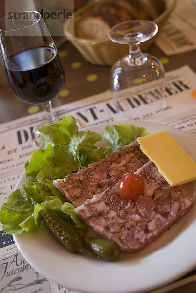 Glas  Wein  Restaurant  Fleisch  Teller  Käse  rot  kochen  Salat  sprechen