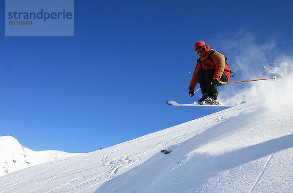 Skifahrer  Urlaub  Pulverschnee  Ski  Gesichtspuder  umgeben  abseits der Piste  Zimmer  Schnee