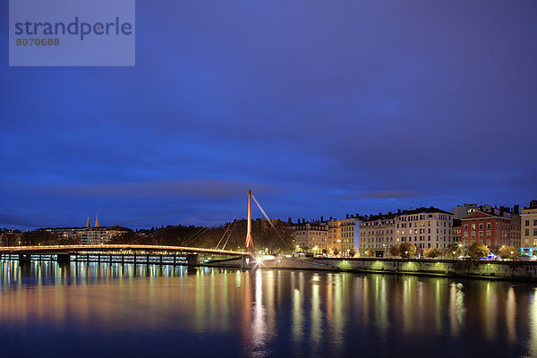 Fußgängerbrücke  Gerichtsgebäude  beleuchtet  Abend  Gebäude  Weg  Spiegelung  Gesetz  Flutlicht  Lyon  Dämmerung