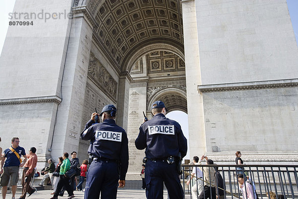 Paris  Hauptstadt  frontal  Brücke  Polizei