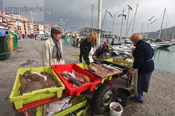 Feuerwehr  Hafen  Frische  Problem  Tradition  fangen  Großstadt  Kai  verkaufen  Poster  angeln  Entdeckung  Start  Thunfisch  Gefangenschaft  schnell reagieren  Bilbao  Spanien