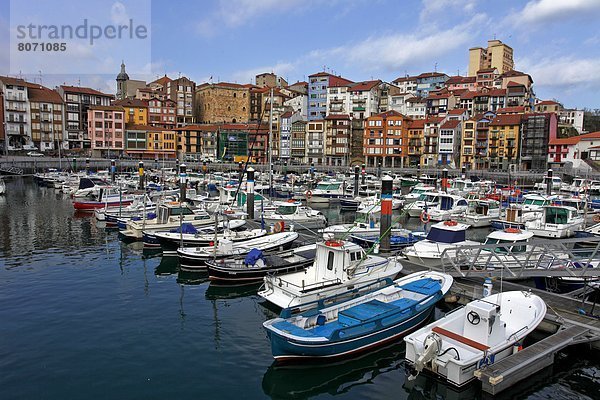 Farbaufnahme  Farbe  Hafen  Soziale Beziehung  Aktivitäten  fangen  Gebäude  bringen  Meer  Schiff  Yacht  Urlaub  angeln  wichtig  Bermeo  alt  Spanien  spanisch