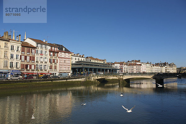 Tradition  Gebäude  Ehrfurcht  weiß  Fluss  rot  Bayonne  Ortsteil