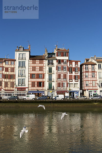 Tradition  Gebäude  Ehrfurcht  weiß  Fluss  rot  Bayonne  Ortsteil