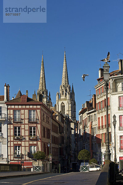 Tradition  Gebäude  Ehrfurcht  weiß  Fluss  Kathedrale  Kirchturm  rot  Bayonne  Ortsteil