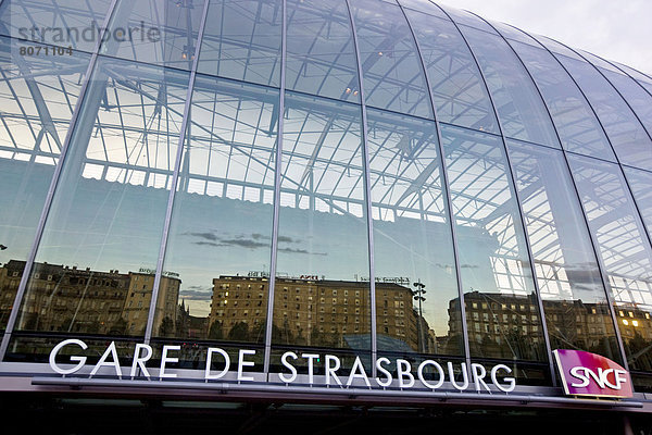 Glas  Fassade  Zug  Metall  Haltestelle  Haltepunkt  Station  Straßburg