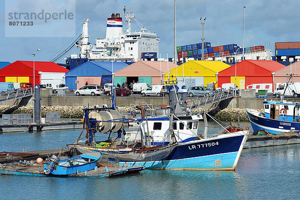 Bühne Theater Bühnen Hafen Boot vertäut angeln Menschen im Hintergrund Hintergrundperson Hintergrundpersonen landen