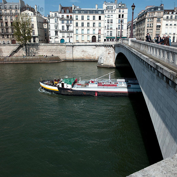 Paris  Hauptstadt  unterhalb  Brücke  Fluss  Seine  Containerschiff