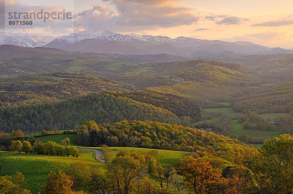 Laubwald  Berg  sehen  Landschaft  Dorf  Hügel  Geographie  Pyrenäen  Weg