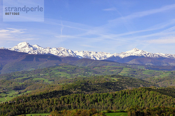 Laubwald  Berg  sehen  Landschaft  Dorf  Hügel  Geographie  Pyrenäen  Weg