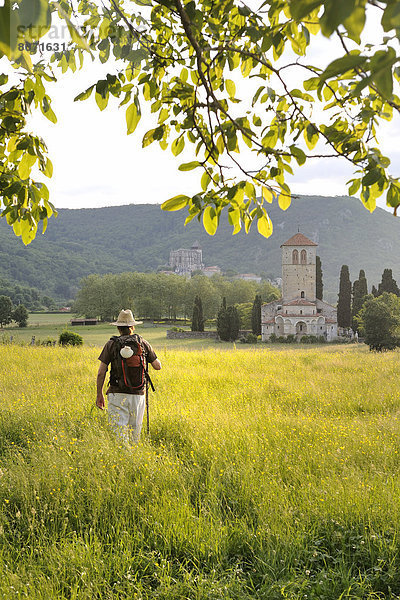 Rucksack  nahe  gehen  Personalwesen  blühen  Feld  Heiligtum  Piemont  Pilgerer  Basilika  Pyrenäen  Weg