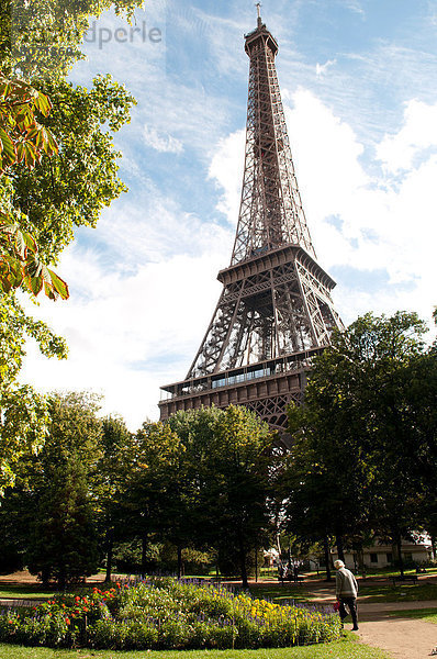 Paris  Hauptstadt  Frau  Senior  Senioren  Boden  Fußboden  Fußböden  Eiffelturm  August