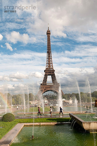 Springbrunnen  Brunnen  Fontäne  Fontänen  Spiel  Wolke  Himmel  Garten  blau  Menschen im Hintergrund  Hintergrundperson  Hintergrundpersonen  Eiffelturm  Teich