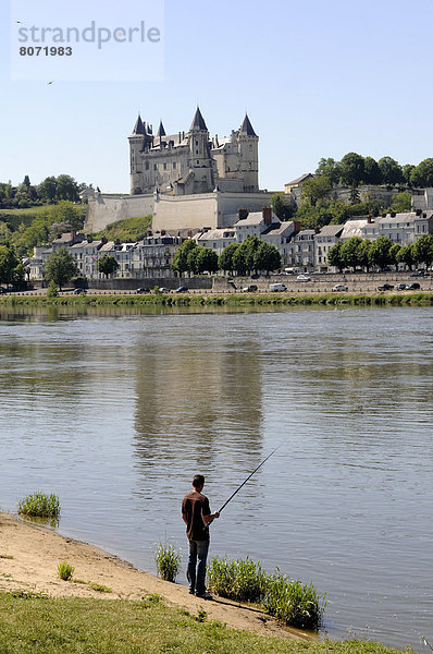 Palast  Schloß  Schlösser  Spiegelung  Fluss  Insel  Fokus auf den Vordergrund  Fokus auf dem Vordergrund  Loire  Angler