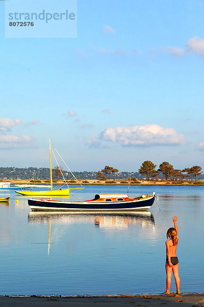 liegend  liegen  liegt  liegendes  liegender  liegende  daliegen  blond  Frankreich  Badeanzug  klein  Boot  Anker  winken  Kleidung  Arcachon  Mädchen  Aquitanien  Bucht  Haar