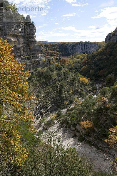 zwischen  inmitten  mitten  führen  sehen  Landschaft  Steilküste  Bett  Fernverkehrsstraße  Fluss  Dorf  Herbst