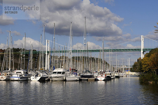 liegend liegen liegt liegendes liegender liegende daliegen Anker Fluss Jachthafen Segelboot