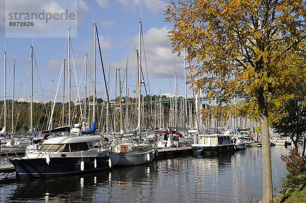 liegend liegen liegt liegendes liegender liegende daliegen Anker Fluss Jachthafen Segelboot