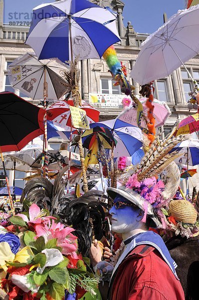 Anschnitt  Farbaufnahme  Farbe  Karnevalskostüm  Mensch  nehmen  Menschen  Tradition  verhüllen  Mittelpunkt  Karneval  Kostüm - Faschingskostüm  Imitation  Maske  Festival  alt  Prozession