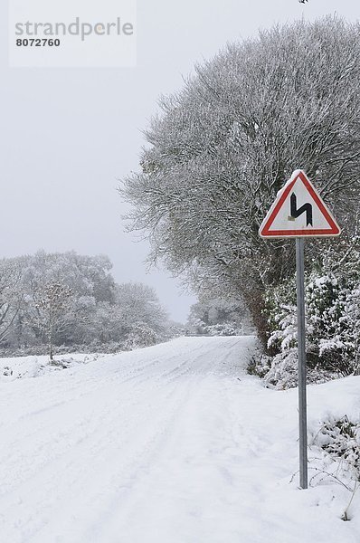 bedecken  Fernverkehrsstraße  Zeichen  Kurve  schlecht  schlechter Zustand  schlechtes  schlechten  schlechte  scharf  Signal  Schnee  Wetter