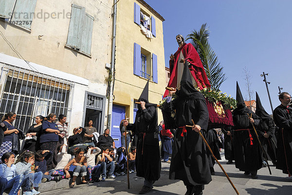 überqueren Frau Mann Kleidung schwarz bezahlen zahlen Kapuzenjacke Schönheit Jesus Christus Christ Katalonien Kreuz Prozession Weg