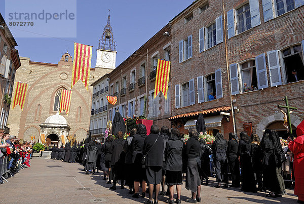 überqueren Frau Mann Kleidung schwarz bezahlen zahlen Kapuzenjacke Schönheit Jesus Christus Christ Katalonien Kreuz Prozession Weg