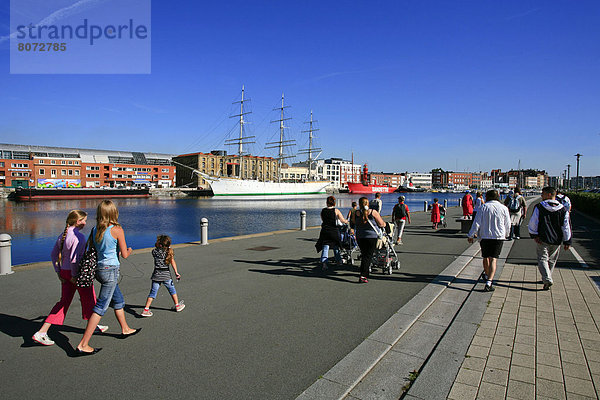 Hafen  gehen  Museum  Schiff  Kai  3  vorwärts  Menschen im Hintergrund  Hintergrundperson  Hintergrundpersonen  Dunkerque  Dünkirchen