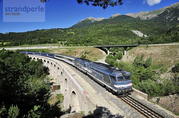 nahe  Sommer  Transport  Landschaft  Alpen  Passagier  Zug