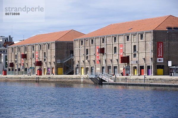 Städtisches Motiv  Städtische Motive  Straßenszene  Straßenszene  Gebäude  Ziegelstein  Erneuerung  Dock  Nostalgie  kaufen  rot