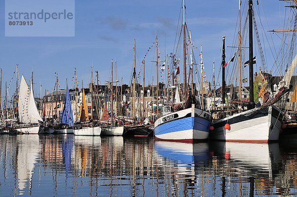 Fischereihafen  Fischerhafen  Segeln  Hafen  geselliges Beisammensein  Schiff  Festival  Gesang  alt  Lied