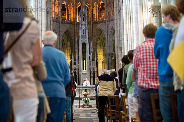 stehend Stuhl Fest festlich Hintergrund Kirche frontal Geistlicher Dienstleistungssektor Nantes Basilika