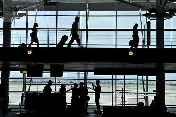 Gegenlicht  Städtisches Motiv  Städtische Motive  Straßenszene  Straßenszene  Gemeinschaft  Flughafen  Asphalt  Passagier  in die Augen sehen  ansehen  Angesicht zu Angesicht  gegenüber  schießen  Provence - Alpes-Cote d Azur  Marseille